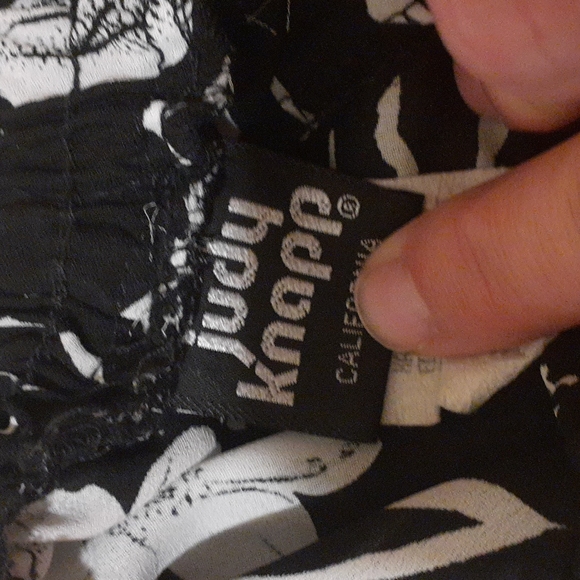 Judy Knapp pants. Small, light weight, print fabric, flaired leg, 100% polyester - Picture 4 of 5